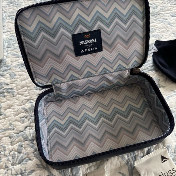Missoni Delta One Airlines Toiletry Kit Bag, LIKE-NEW - Picture 6 of 7